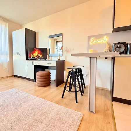 Encanto Cozy With Balcony And Stunning Mountain & Town View 반스코